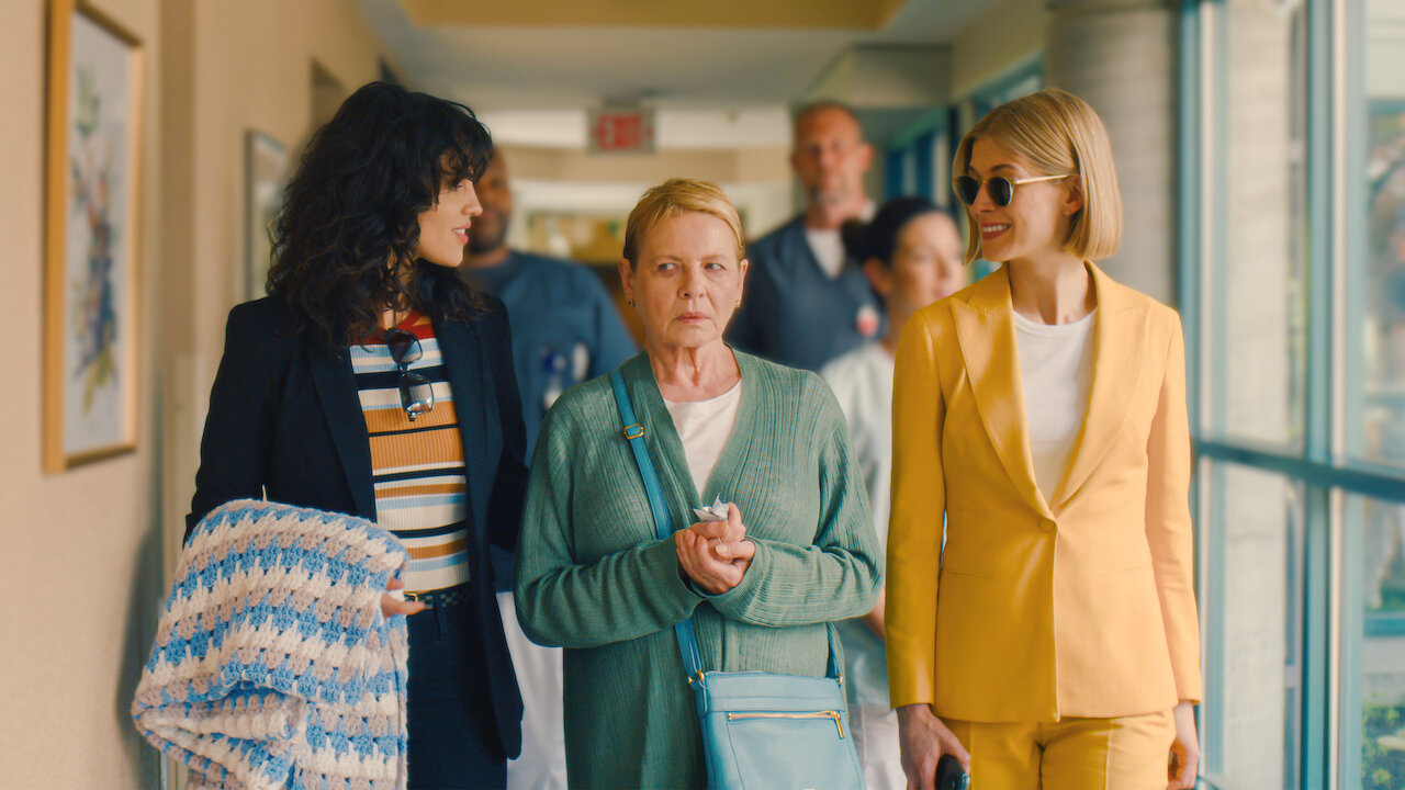 HustleTV Rosamund Pike Risks Momma's Boy Peter Dinklage's Wrath In I Care A Lot Streaming On Netflix